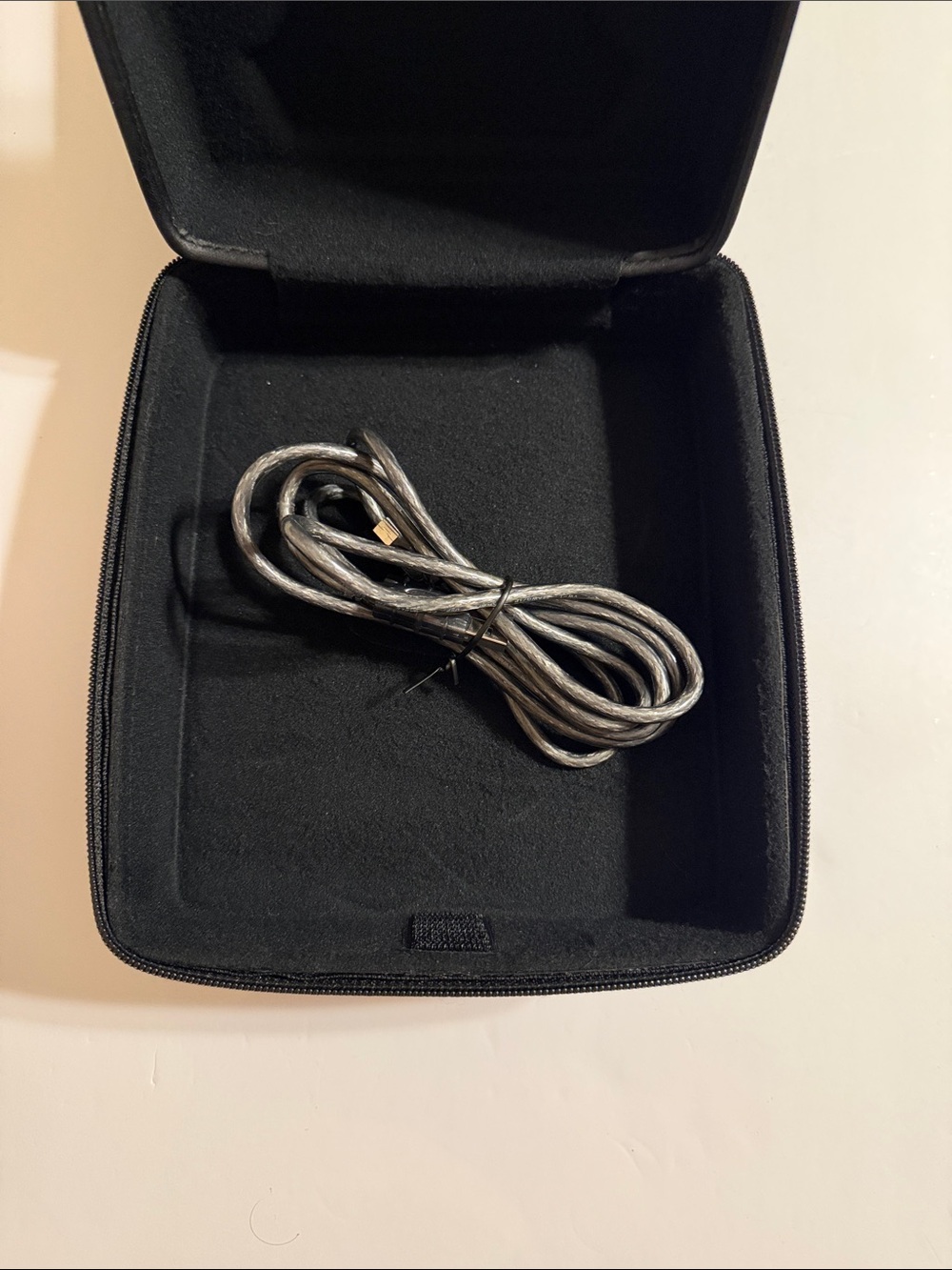 Oakley THUMP Earphones Sunglasses 2GB with Protective Storage Case. Singapore - Picture 12 of 16